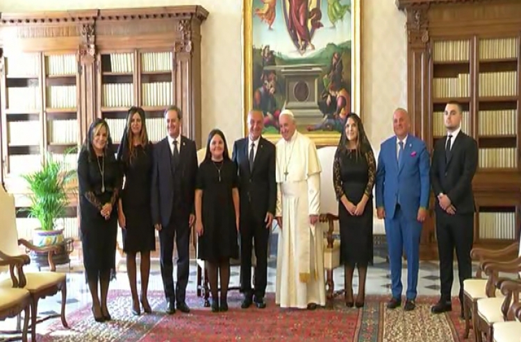 ''Të rinjtë po ikin''! Papa Françesku, politika shqiptare të bëjë kujdes nga ''dimri'' demografik[FOTO]