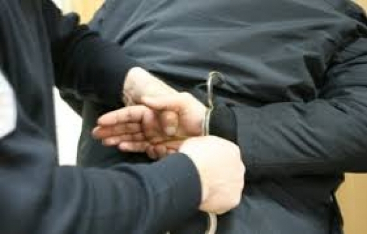 Durrës, pranga 68-vjeçarit me iniciale I.N, i gjenden dy armë pa leje në shtëpi