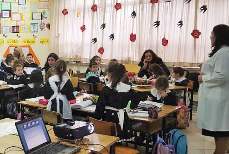 Mësuesit shqiptarë ndër më të ngarkuarit në Europë, ndikim negativ në mësimdhënie