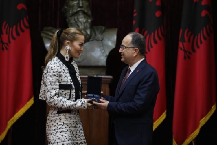 'Je burim krenarie për ne', Rita Ora merr titullin e rëndësishëm nga Presidenti i Shqipërisë