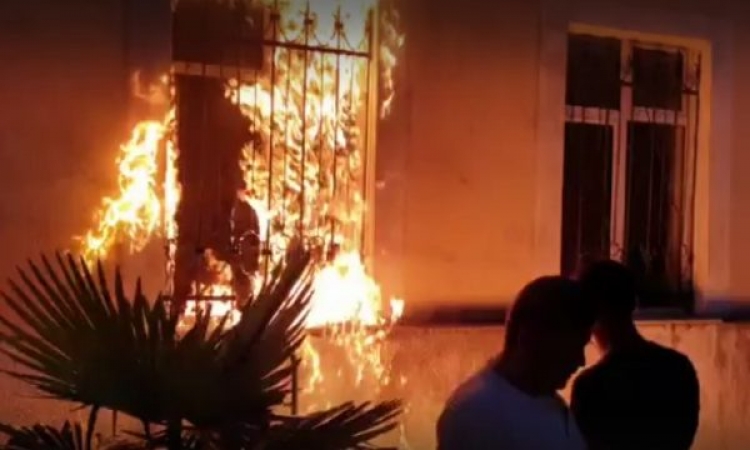 Zjarr e molotov në drejtim të KZAZ-ëve, tensione në Shkodër e Berat, reagon ministri Lleshaj!