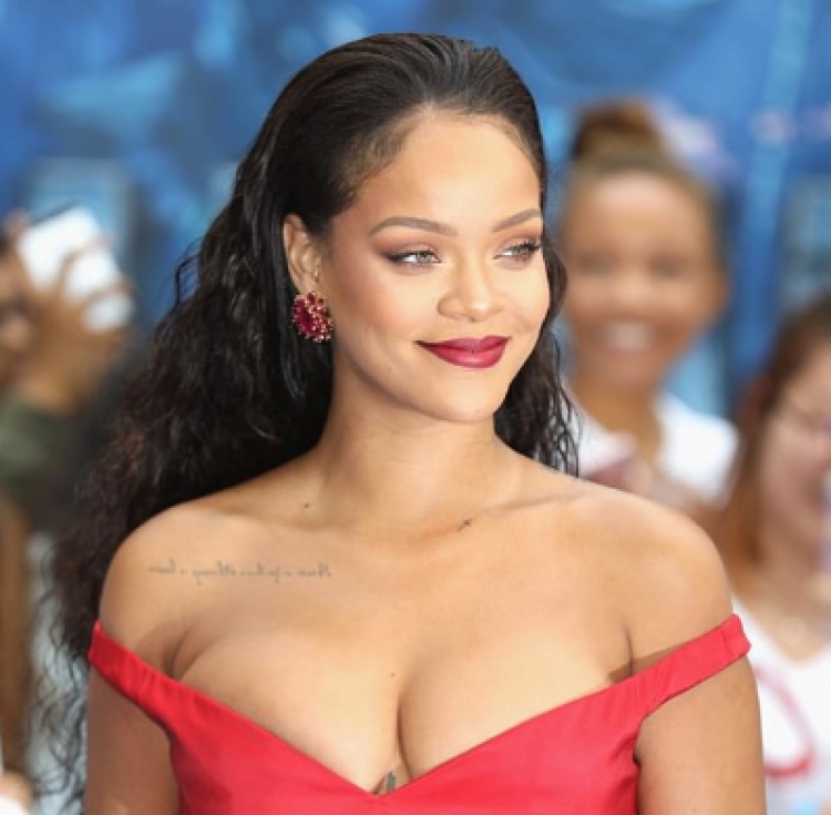 Me këtë risi Rihanna do ta bëjë çdo femër të ndihet joshëse [VIDEO]