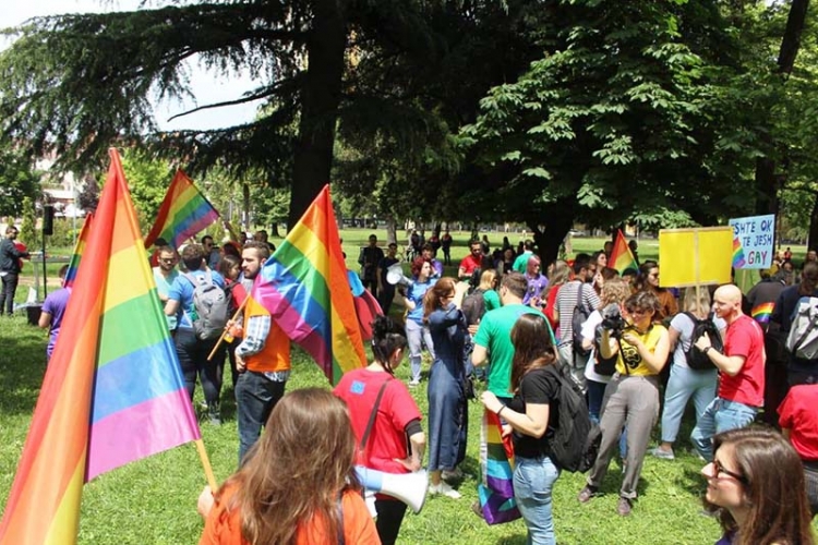 ''Parada e Krenarisë'' së LGBTI/ Puthje dhe përqafime, Tirana mbushet me ngjyra