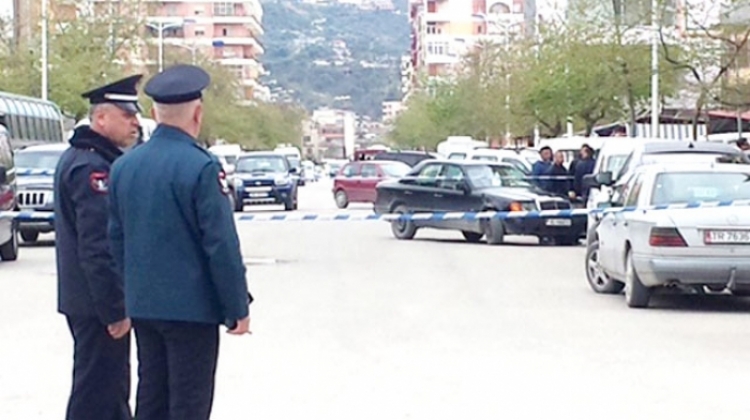 Vlorë, policët heqin çadrat e plazhit pa paralajmërim, përplasen fizikisht me biznesmenët