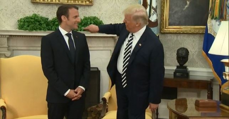 Video që po bën xhiron e rrjetit: Trump bëhet “modern”, kujdeset për Macron dhe e puth para gjithë botës [VIDEO]