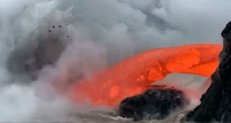 Spektakolare: Turisti filmon nga pak metra larg qindra ton llavë që derdhet në det! [VIDEO]