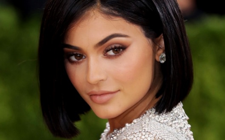 Kjo veshje e Kylie Jenner po bën xhiron e internetit [FOTO]