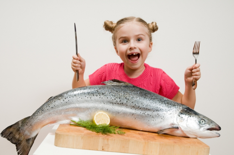 Flet shkenca, për të rritur fëmijë inteligjent shtoni peshkun në dietën e tyre [VIDEO]