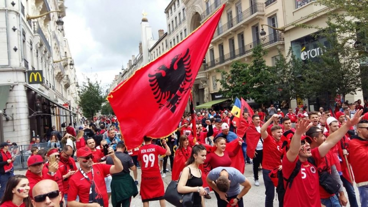 Tifozët shqiptarë “skuqin” Lyonin, festojnë e këndojnë  në mbështetje të Kombëtares [VIDEO]