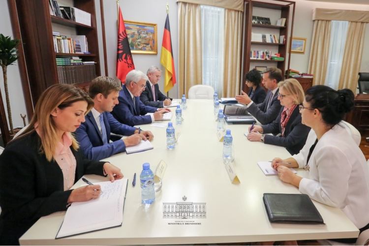 Zyrtari gjerman në takim me Xhafaj: Bashkëpunimi me Shqipërinë mbetet prioritet strategjik