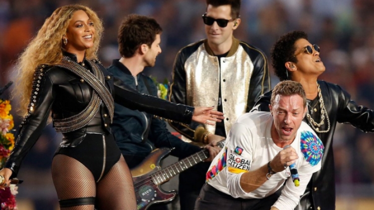 Beyonce dhe Bruno Mars shkëlqejnë në Super Bowl