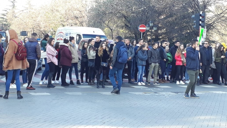PROTESTA E STUDENTËVE/ Dita e 15: Bojkot mësimit deri në rrëzimin e ligjit të arsimit...