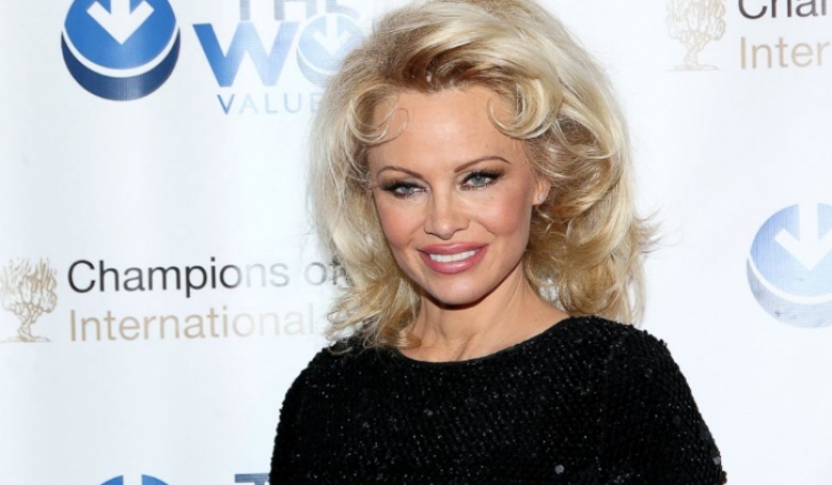 Pamela Anderson duket si një tjetër person me këtë pamje të re [FOTO]