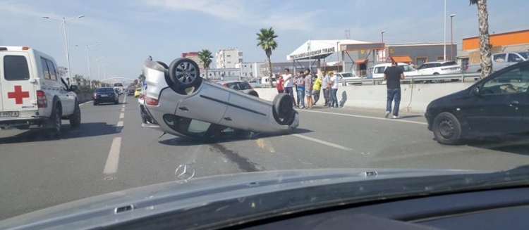 Aksident në autostradën Tiranë-Durrës/ Përmbyset makina