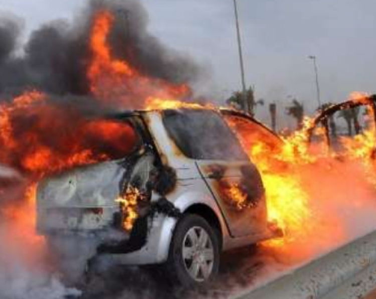 Aksident në Prezë, makina përplaset me bordurën, shpërthen në flakë, rëndë shoferi 70-vjeçar