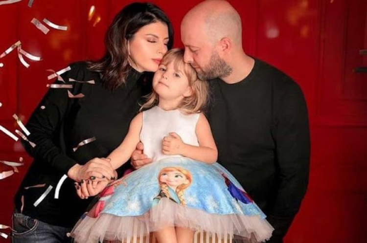 Lajmi mori dhenë, por a e ndalon vajzën të takojë babain e saj? Përgjigjet Rudina Dembacaj