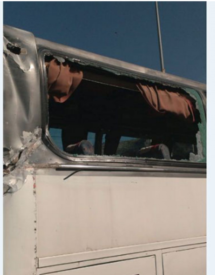 Gurët bien nga mali, godasin autobuzin në Shëngjin, dy të plagosur [FOTO]
