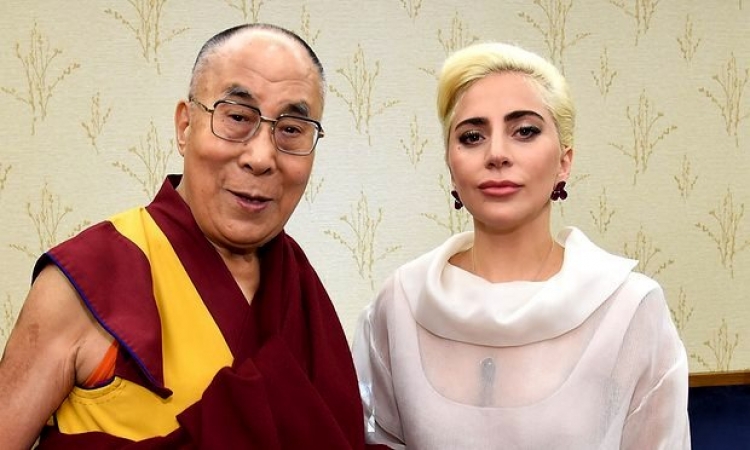 Lady Gaga takon Dalai Lama, Kina e dënon [VIDEO]