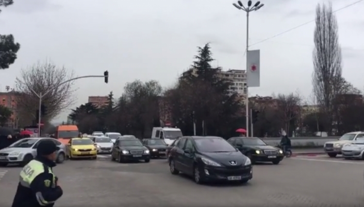 Ndodh në Tiranë, Policia bllokon ambulancën për të kaluar eskorta qeveritare [VIDEO]