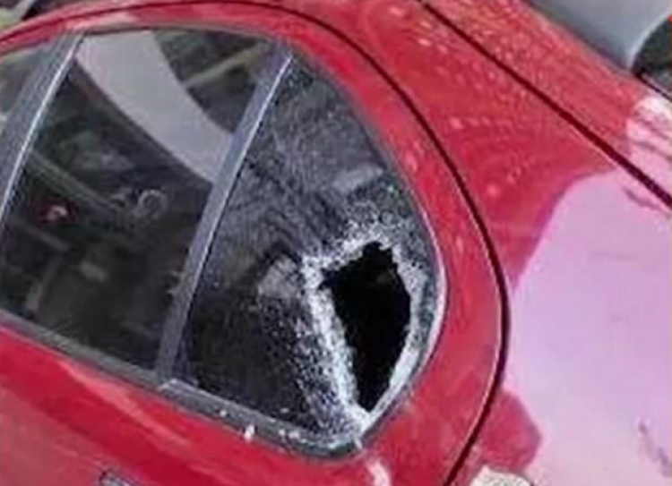 Kinë, shtiza çan dritaren e makinës dhe i ngulet në kurriz shoferit[FOTO]