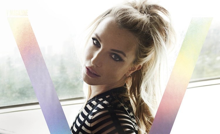 Britney Spears shfaqet 17 vjet më e re për V Magazine