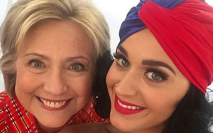 Foto e ditës: E gjithë turma i kthen kurrizin Hillary Clinton-it...për një selfie! [FOTO]