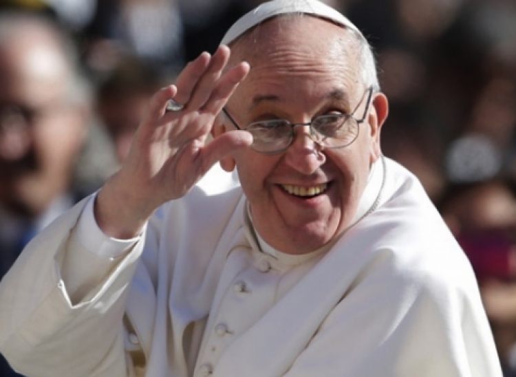 Ups, i ndodh edhe Papa Françeskut në Shkup, harron fjalimin [VIDEO]