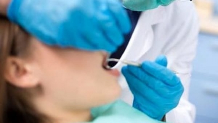 I bien dhëmbët pas operacionit, dënohet dentisti me diplomë shqiptare