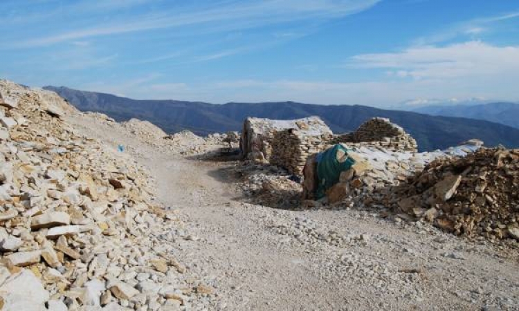 Rreth 500 punonjës të guroreve po protestojnë para prefekturës në Berat. Ata kërkojnë që të rinisë puna, pas vendimit për bllokimin e guroreve