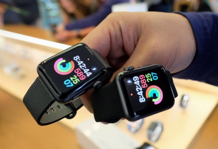 Ulje çmimesh për festa nga Apple Watch. Zbritje për Serinë 3 dhe 4 deri ne 50$