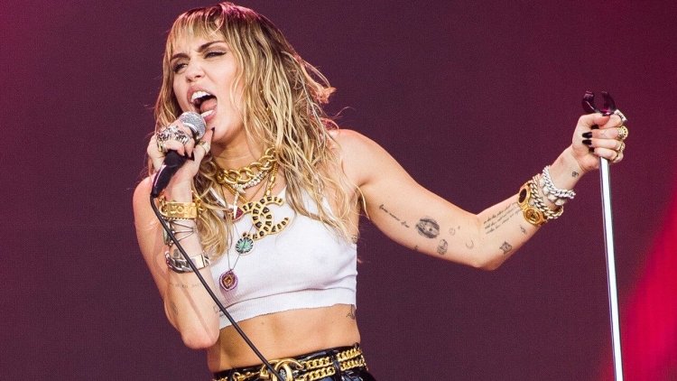 Miley Cyrus bën deklaratën surprizuese! Edhe pse e martuar vazhdon të pëlqejë femrat…