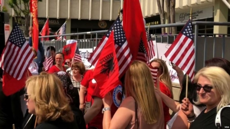 Shqiptaret viktima të dhunës seksuale që jetojnë në SHBA, protestojnë para ambasadës serbe…