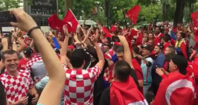 Dhuna? Tifozët e Kroacisë dhe Turqisë u japin leksione tifozerive të tjera [VIDEO]