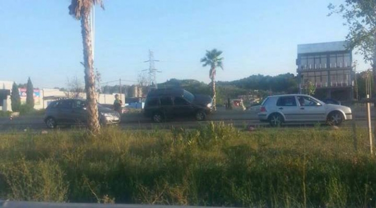 Aksident në autostradën Tiranë-Durrës, makina përfundon mbi trafikndarëse [FOTO]