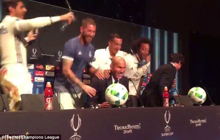 Lojtarët e Real Madrid për Zidane: “T’lagi me shampanjë!” [VIDEO]