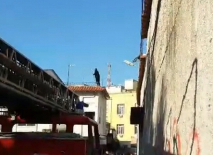 Tiranë, ngjarje tragjike në rrugën Dervish Hatixhe, një vajzë e re kërcënon se do të hidhet nga taraca si shkak për të mos lejuar prishjen e banesës së saj