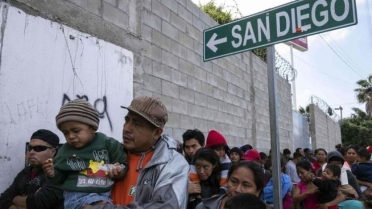 ‘Lufta’ me emigrantët ilegalë, bllokohen në kufirin me Meksikën...