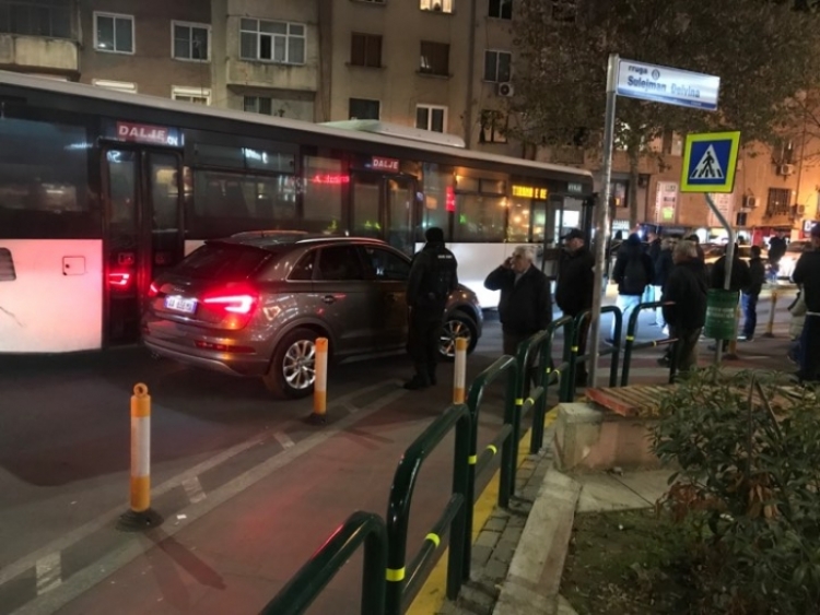 Bllokohet qarkullimi/ Makina përplaset me autobusin tek sheshi 'Wilson'