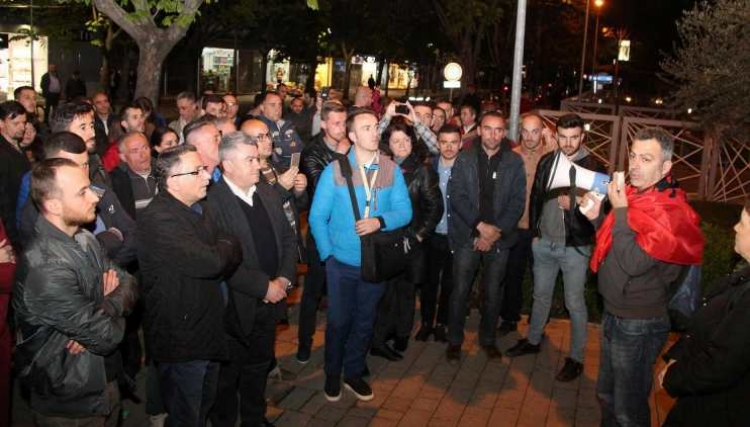 Taksa për Rrugën e Kombit, tensionohet situata, protestuesit hyjnë në godinën e policisë, mësoni si u shmang përleshja [FOTO]