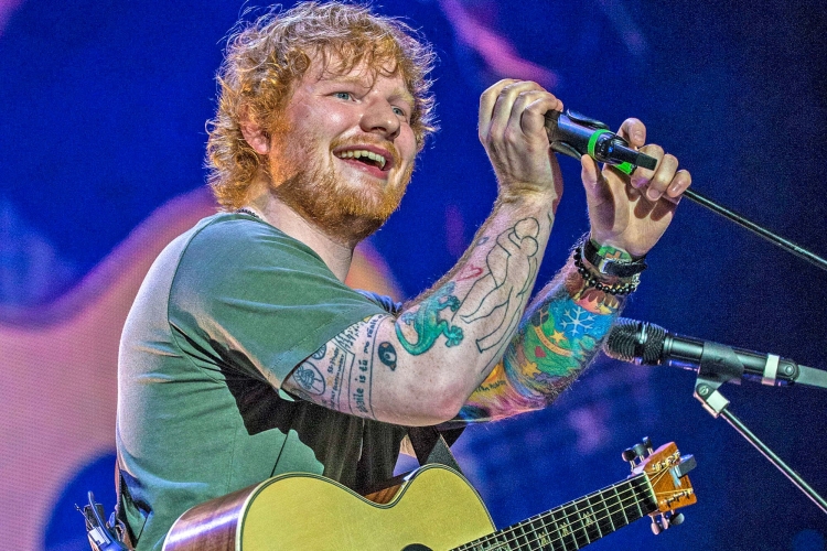 Pak ditë mjaftuan! Ed Sheeran ngjitet në majë të Billboard me “Shape Of You” [VIDEO]