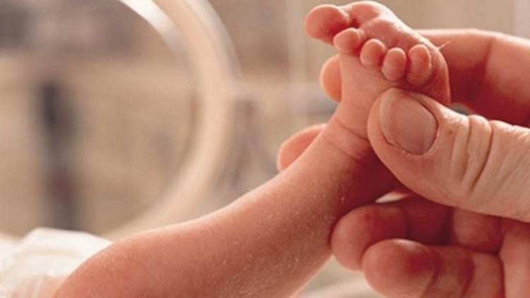 Publikohet raporti mbi lindjet. Shqiptaret nënat më të reja në Europë[VIDEO]