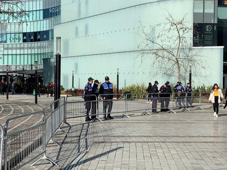 Opozita nuk lajmëron protestë por sërish Parlamenti blindohet