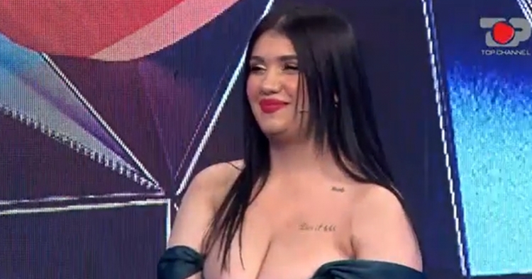 UPS! Konkurrentja e Përputhen HABIT me deklaratën e saj: Më para bëj seks sesa puthem…