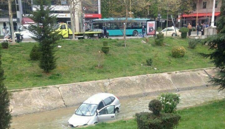 Aksident  në Tiranë, një nga makinat përfundon në Lanë.