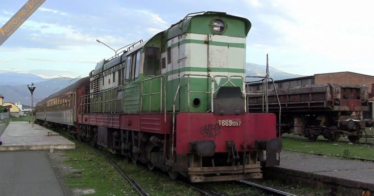 Treni del nga shinat, panik mes udhëtarëve në Elbasan