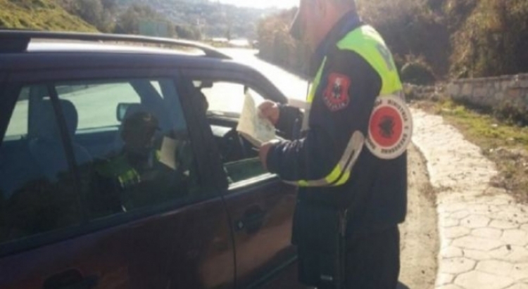 Një efektiv policie është pezulluar pasi akuzohet se ka shfrytëzuar pozicionin për përfitime financiare