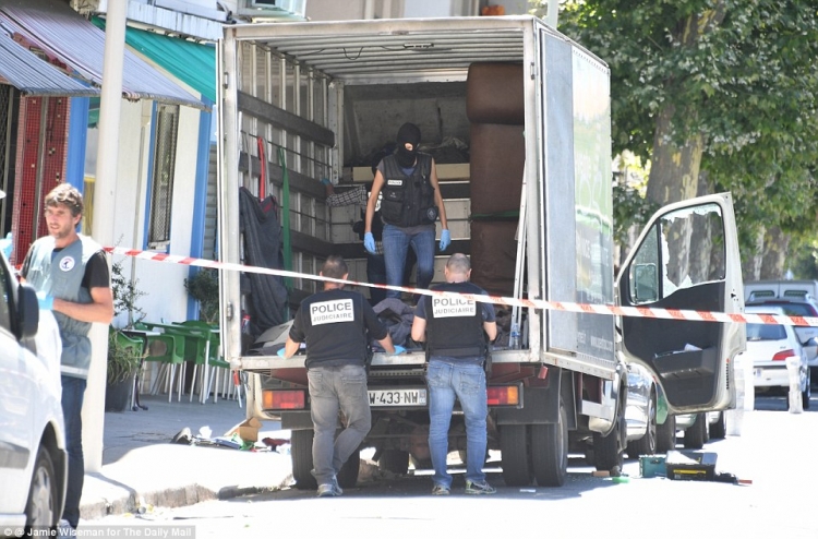 Emigrantët shqiptarë me tragete drejt Anglisë. Policia: “Fshihen brenda kontejnerëve me mallra”