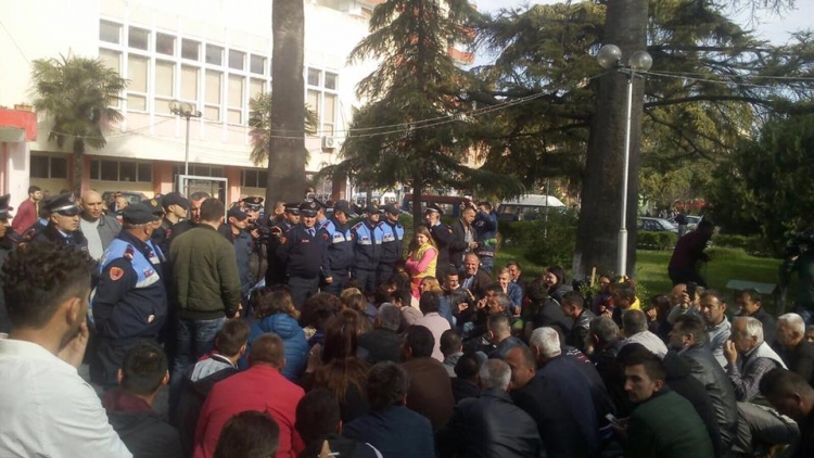 Fier, banorët përplasen me policinë para bashkisë [VIDEO]