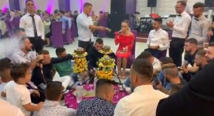 ‘’30 mijë euro bakshishe?'' Këngëtarja shqiptare hedh dyshime për deklaratat e kolegëve: 'Kam marrë, por ...'