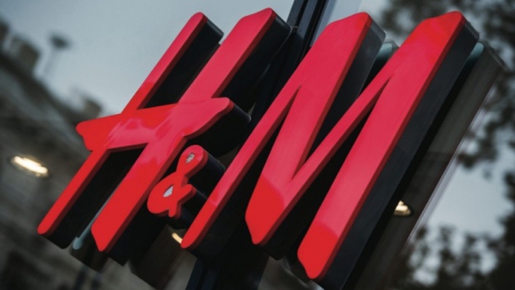 H&M kalon tek plakat, shikoni kë zgjedh për imazh të ri